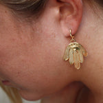 Carica l&#39;immagine nel visualizzatore di Gallery, orecchini scudo, cacao jewels, ventagli, palme, fatti a mano, superfici materiche, voluminosi e leggeri, scenografici, monachella
